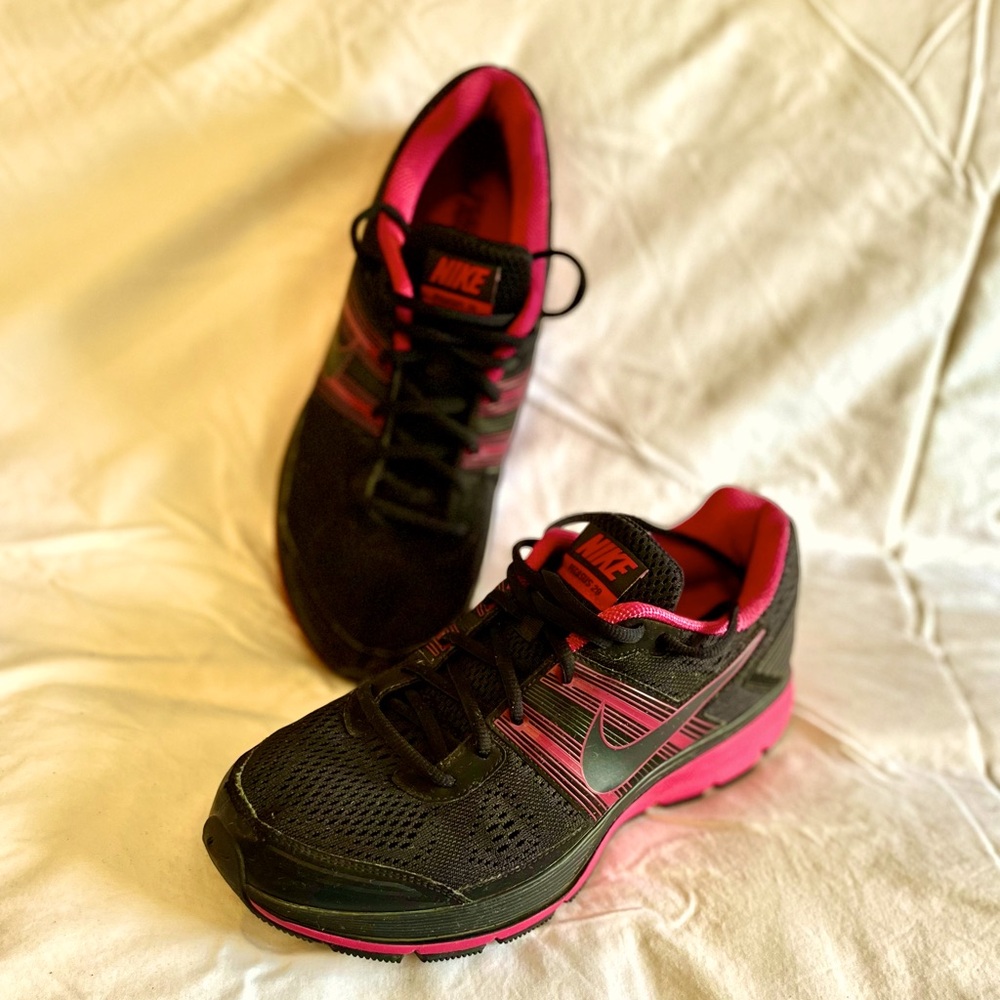 🌺Nike Sneakers in excellent used condition, Size 11